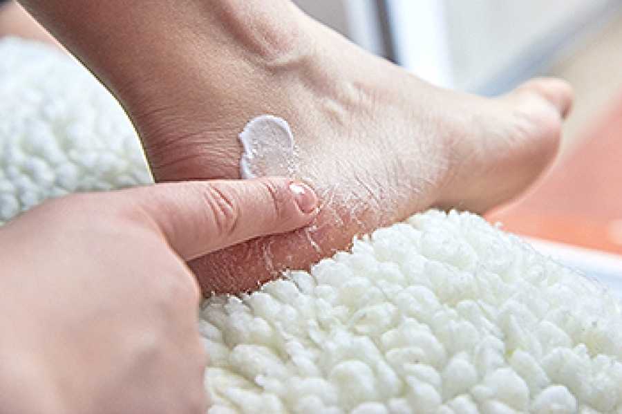 Dry Feet? Essential Tips for Treating Dry Skin on Feet | Vaseline® |  Unilever Vaseline®